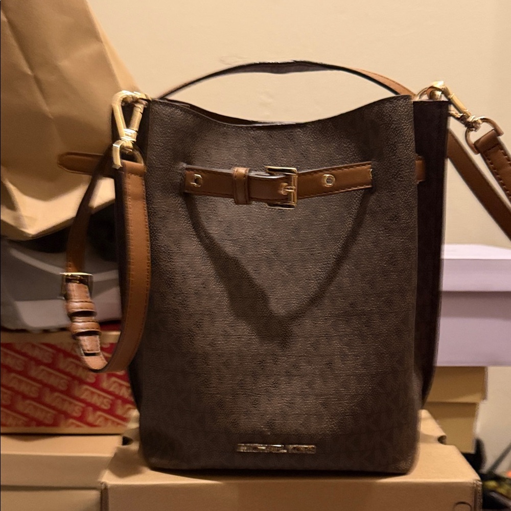 Michael Kors Brown Signature Bucket Bag with Tan Trim - Picture 2 of 7